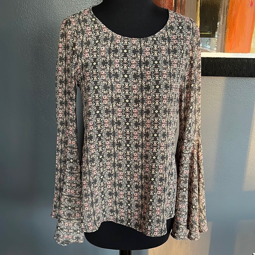 Mimi Chica gray calico floral print semi sheer ruffled bell sleeve top. Small.